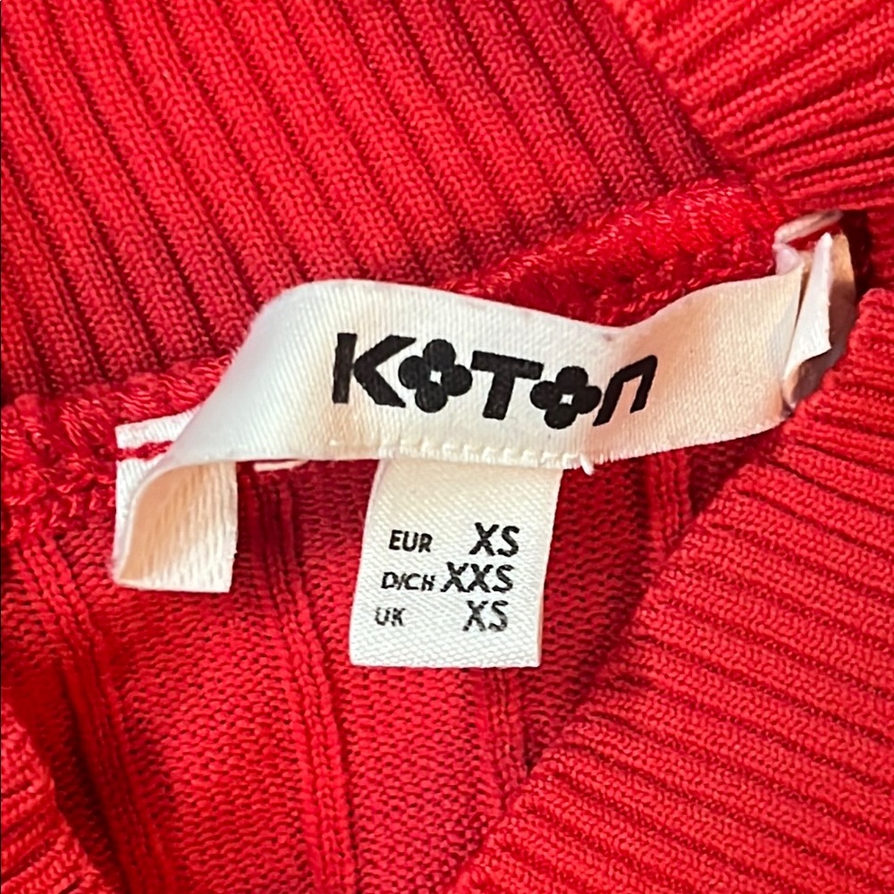 Chic Red Ribbed Sweater - Picture 4 of 4